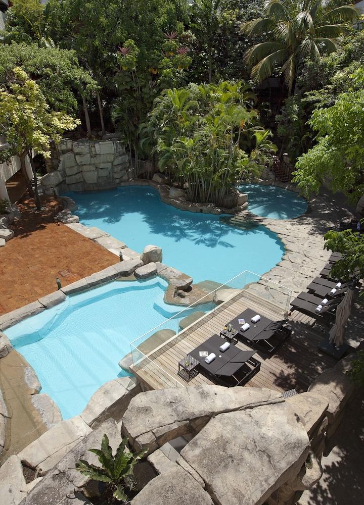 Marriott Tuxtla Gutierrez Hotel Eksteriør billede The pool at the hotel