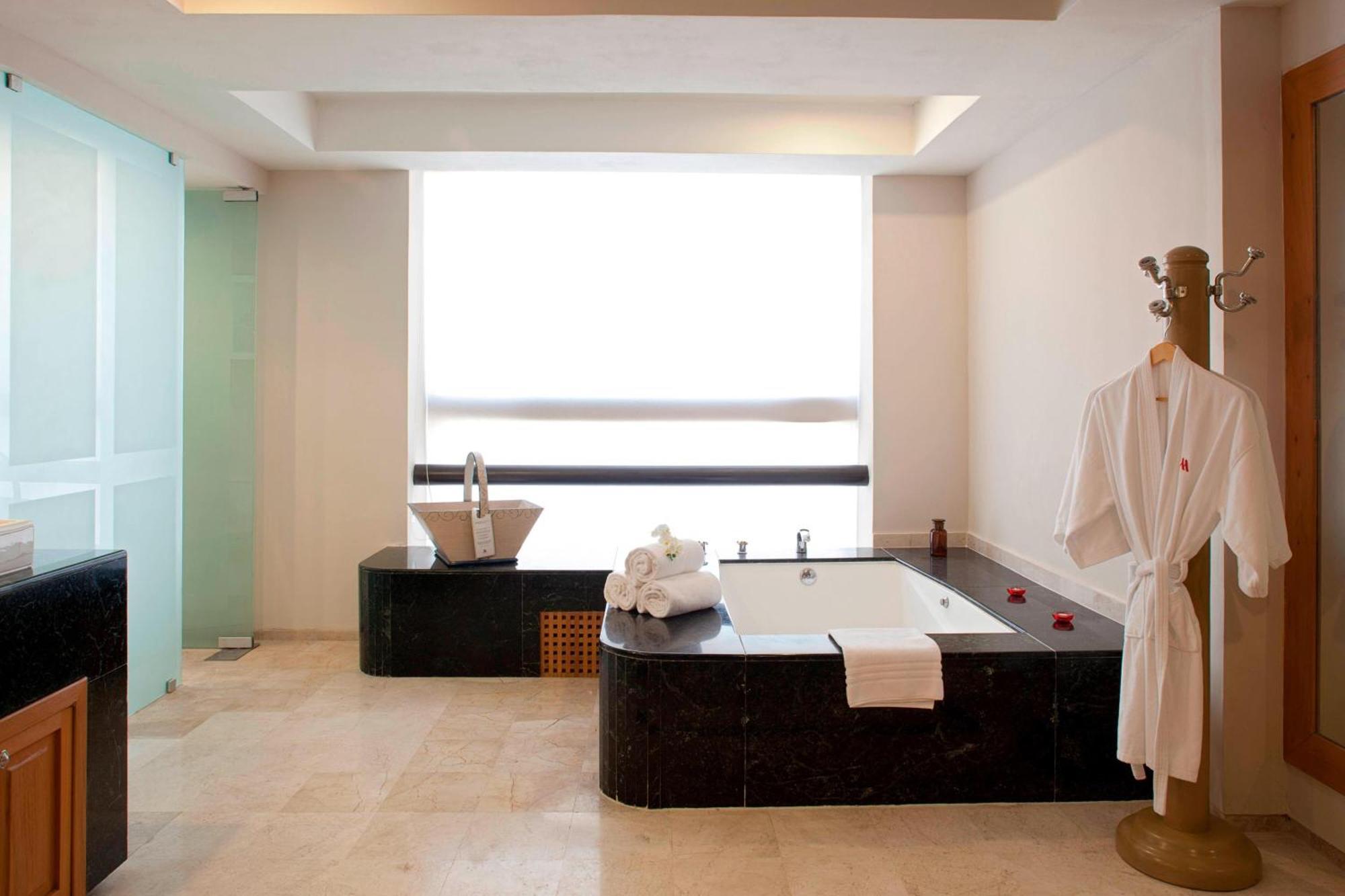 Marriott Tuxtla Gutierrez Hotel Eksteriør billede A bathroom in a hotel