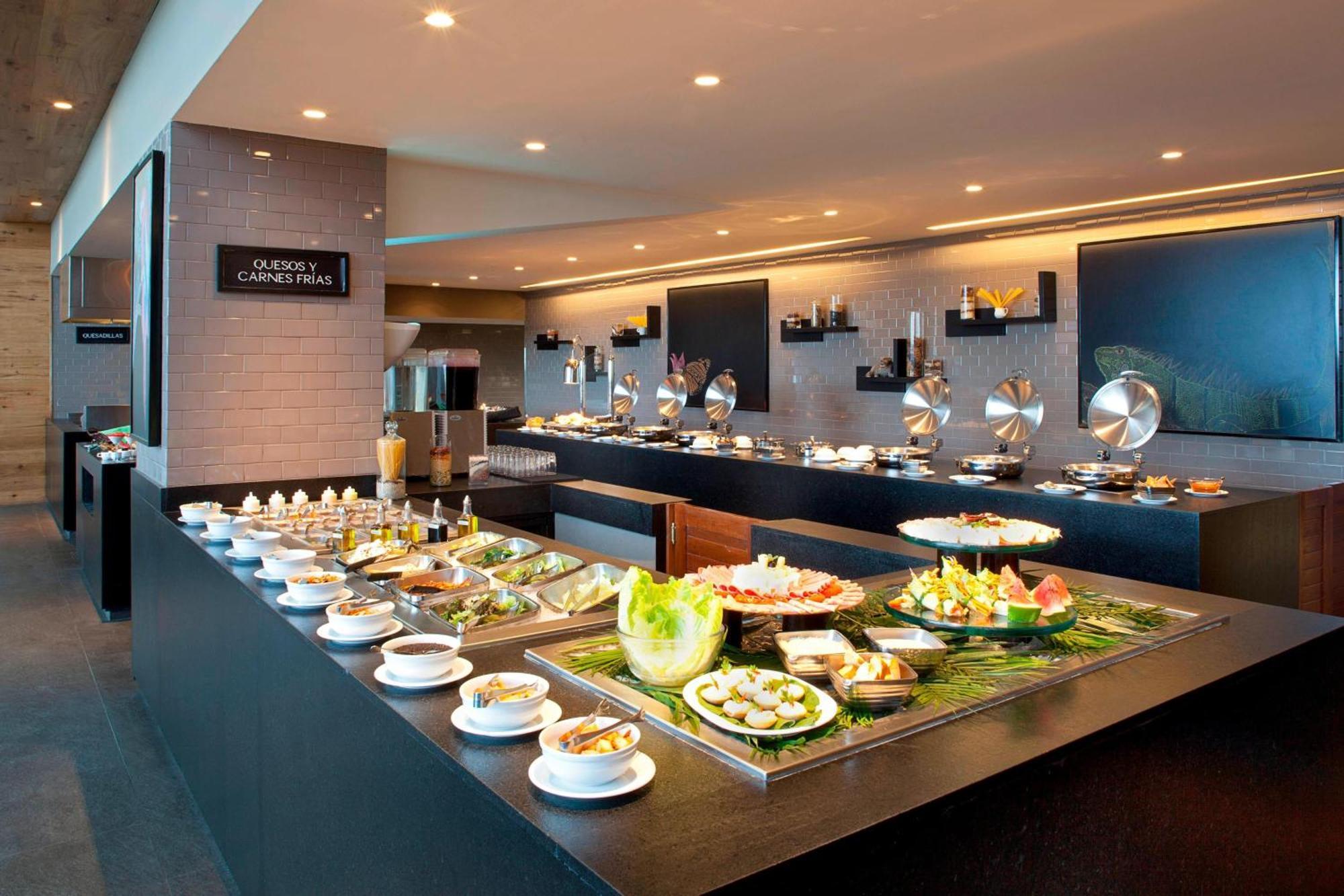 Marriott Tuxtla Gutierrez Hotel Eksteriør billede A buffet at a hotel